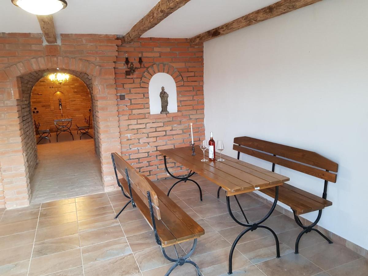 Apartman S Vinnym Sklepem Viktorie Pouzdrany Zewnętrze zdjęcie